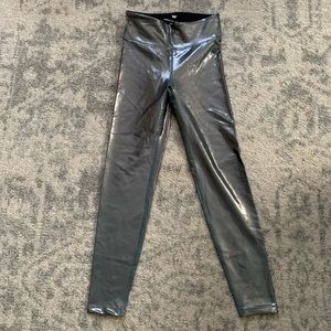 Heroine Sport Marvel legging size small in the color Mist